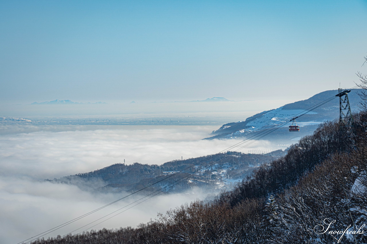 小樽天狗山スキー場　大雲海発生！息を吞む絶景とドライパウダー。北海道の雪山の魅力が詰まったローカルゲレンデを滑る！